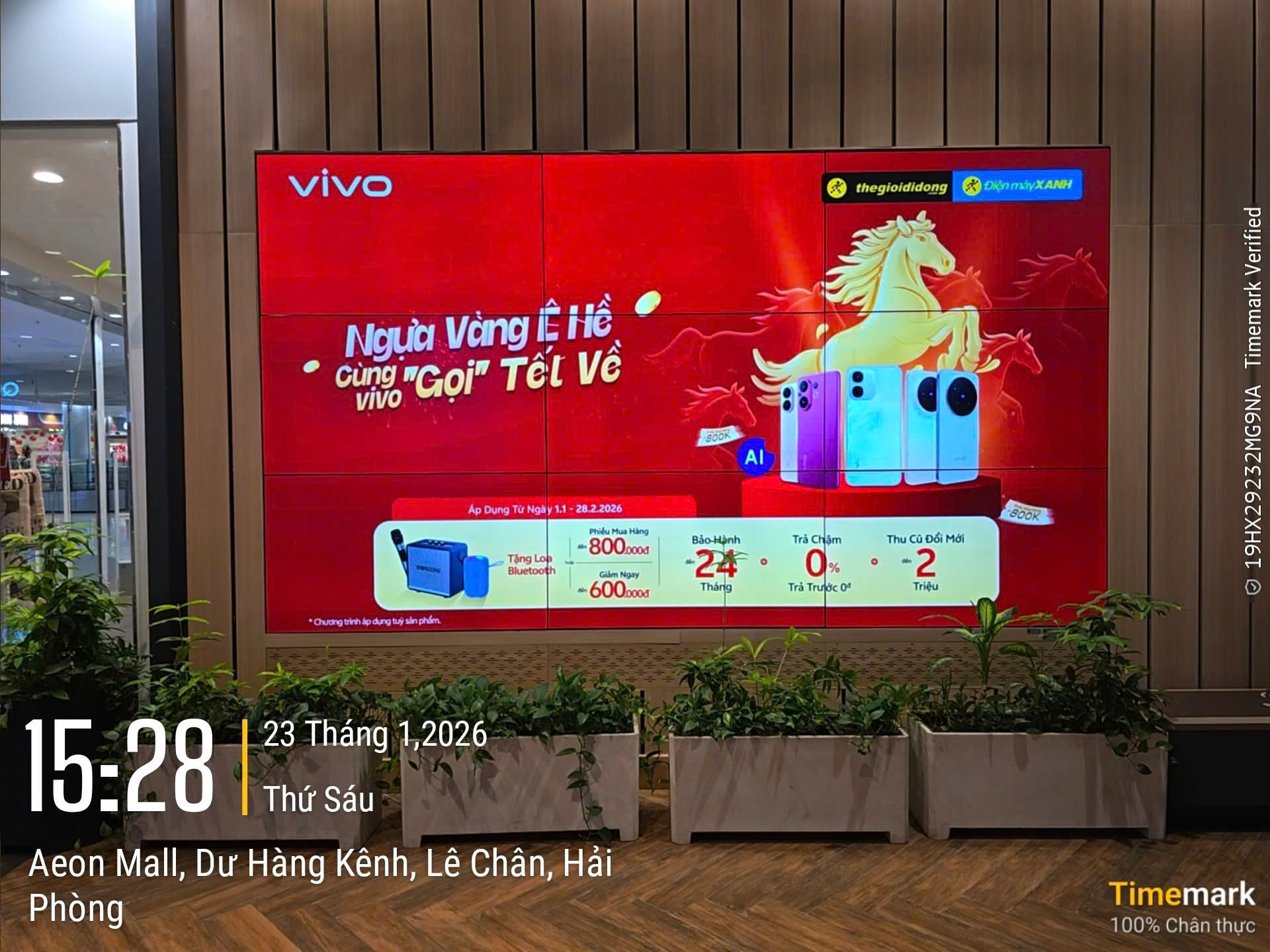M&agrave;n ngang trước hội trường