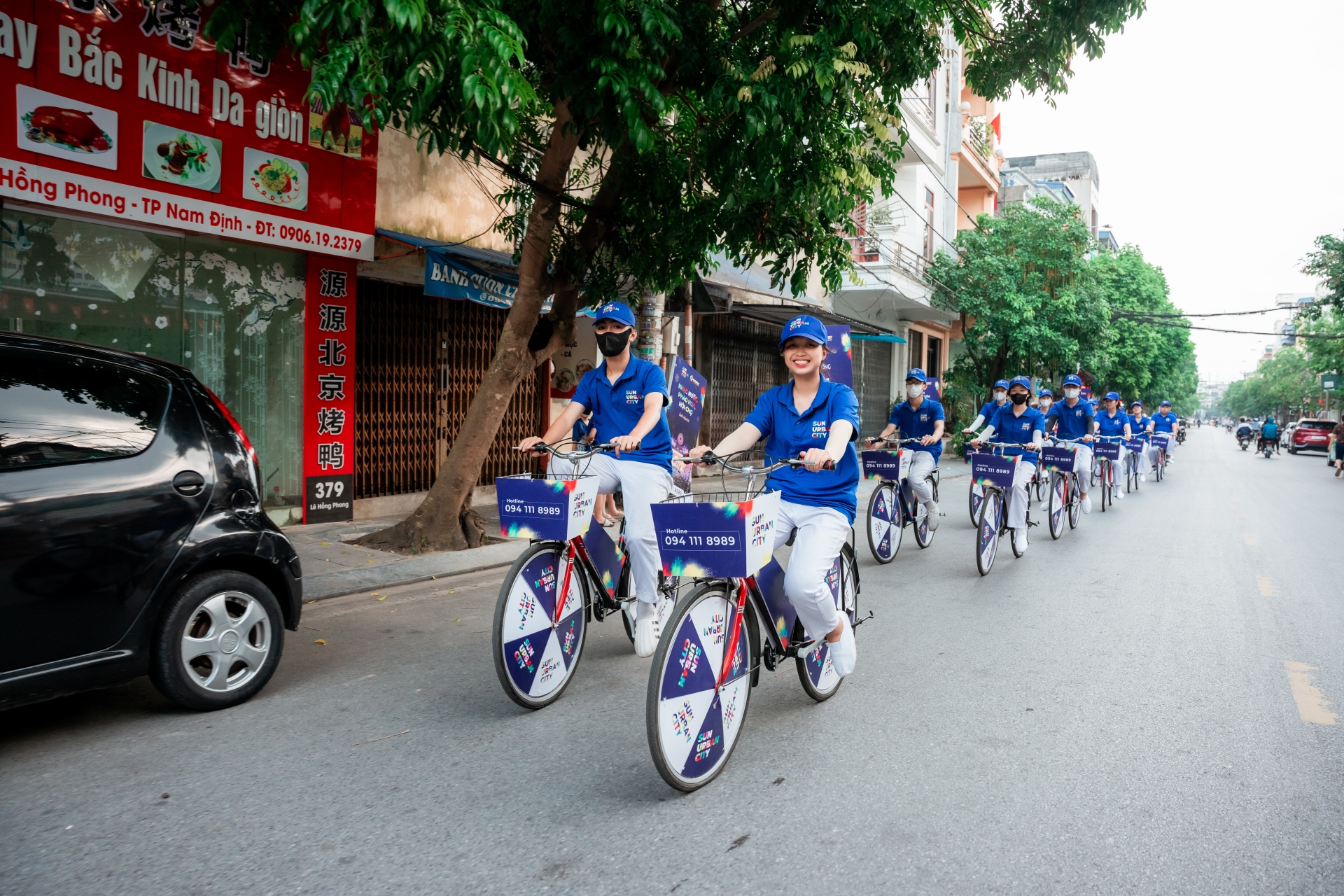 alt='Đội h&igrave;nh roadshow xe đạp di chuyển đồng bộ qua tuyến phố trung t&acirc;m, mang h&igrave;nh ảnh thương hiệu nổi bật v&agrave; th&ocirc;ng điệp truyền th&ocirc;ng s&aacute;ng tạo.'