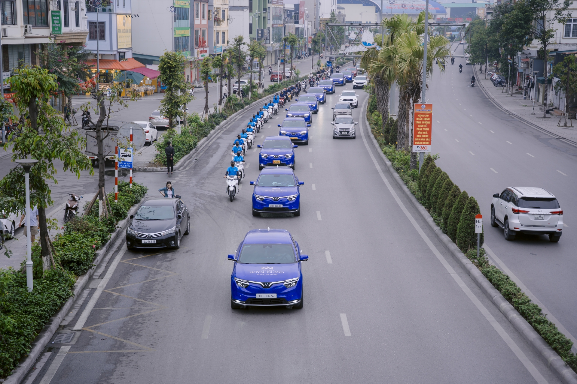 alt="Chiến dịch roadshow do Kim Quang tổ chức, với đoàn xe quảng bá thương hiệu di chuyển trên đường phố – một hình thức OOH ấn tượng và thu hút."