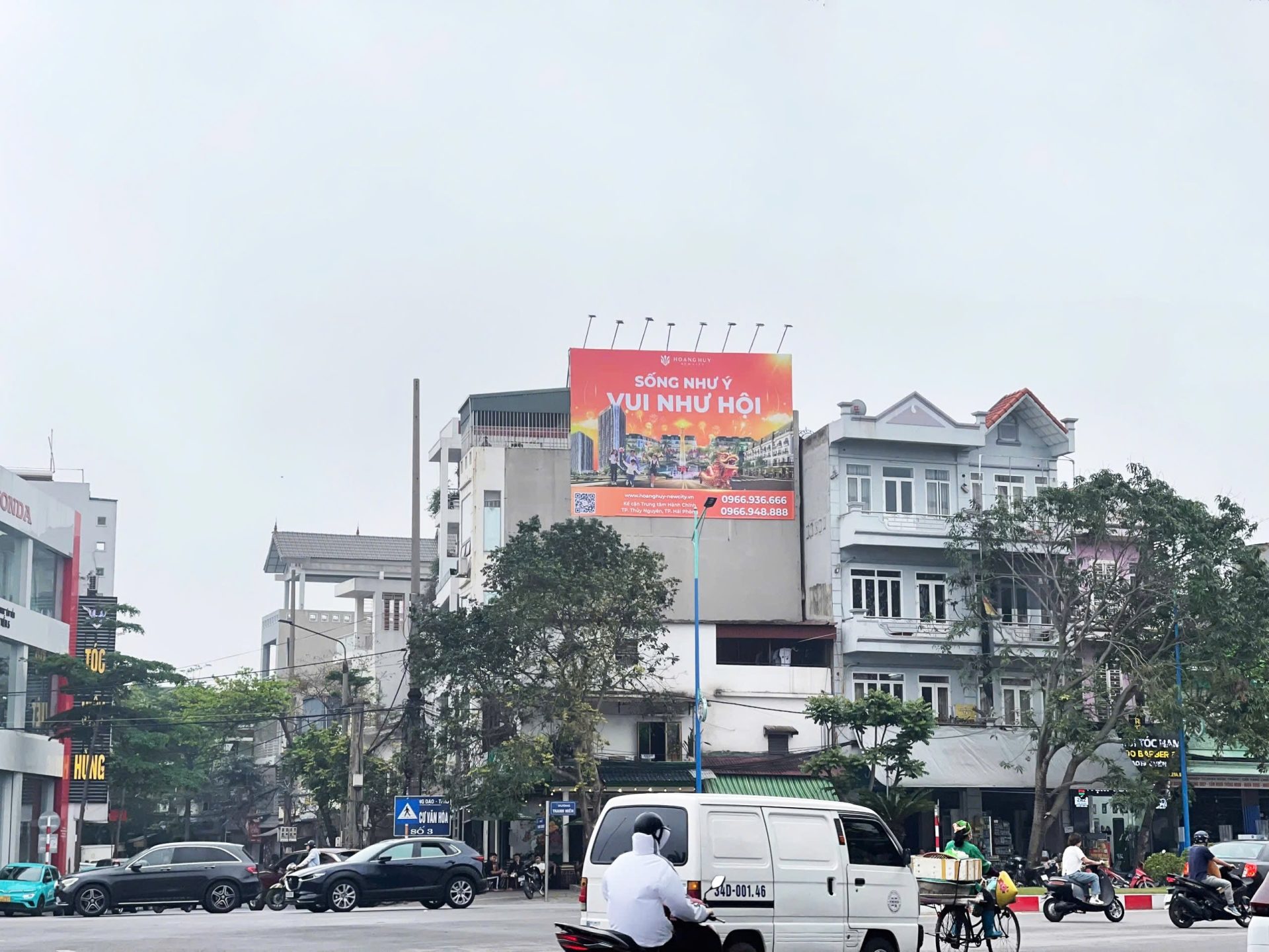 Biển quảng cáo ngoài trời (OOH) cỡ lớn tại khu vực trung tâm thành phố, thu hút sự chú ý và tối ưu hiệu quả truyền thông.