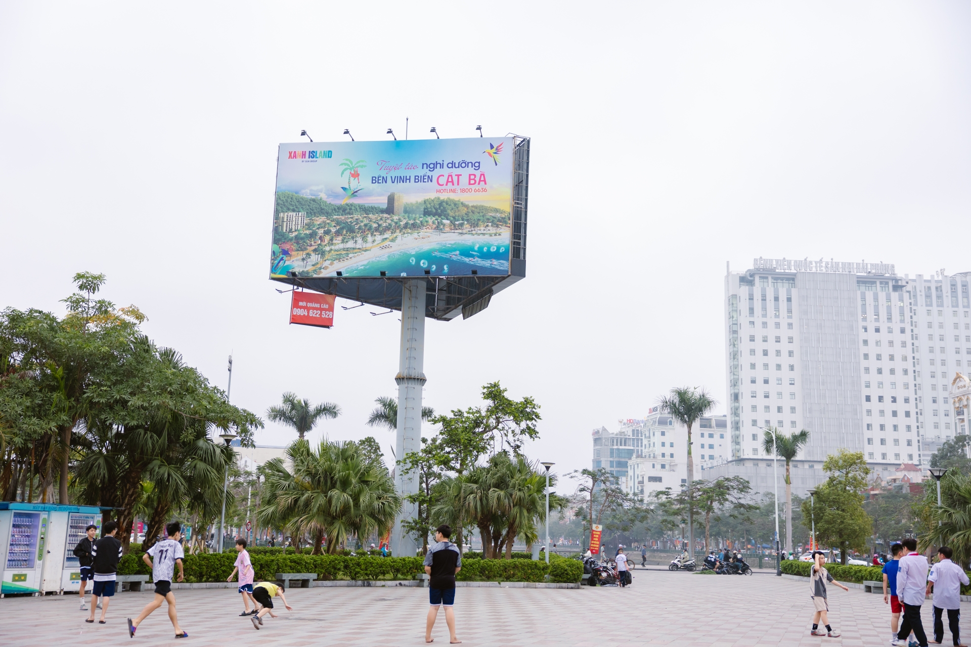 Thi công biển quảng cáo tấm lớn dạng biển cột do Kim Quang thực hiện, với cấu trúc vững chắc và thiết kế nổi bật, giúp thu hút sự chú ý của người xem.