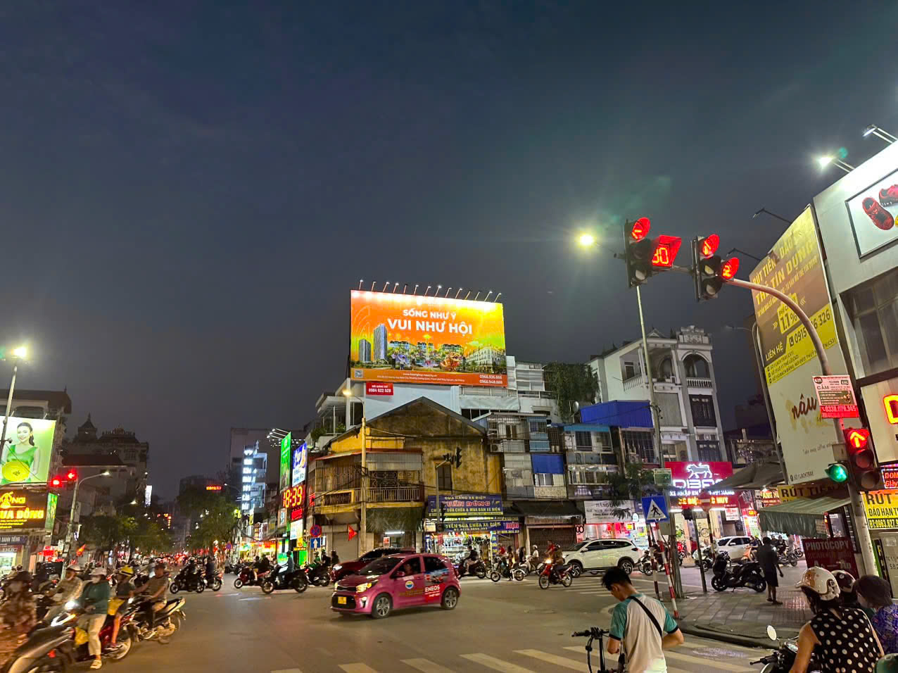 Biển quảng cáo ngoài trời (OOH) cỡ lớn tại khu vực trung tâm thành phố, thu hút sự chú ý và tối ưu hiệu quả truyền thông.