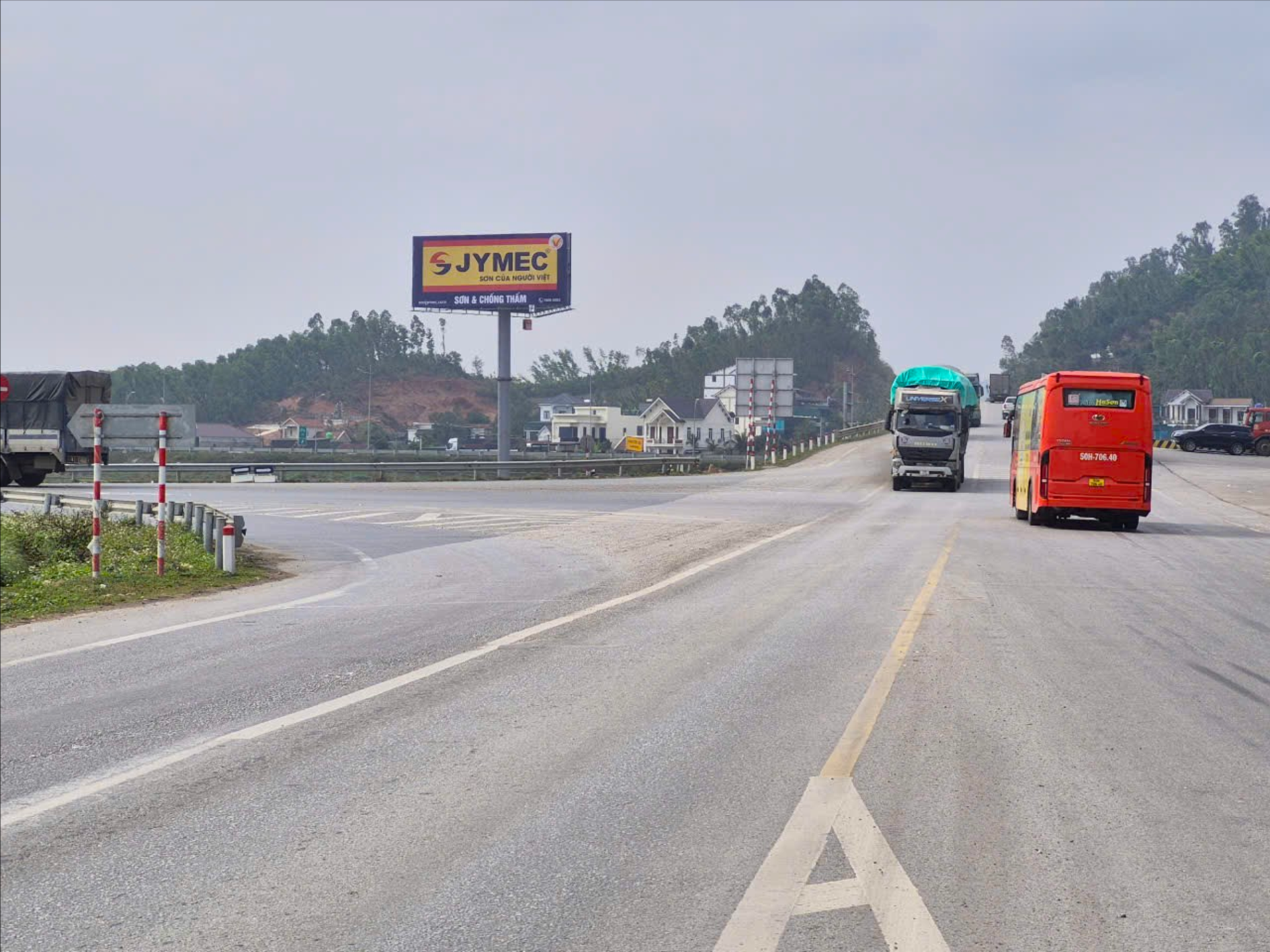 Biển quảng cáo tại nút giao Cao tốc Bắc Nam – Quốc lộ 48D