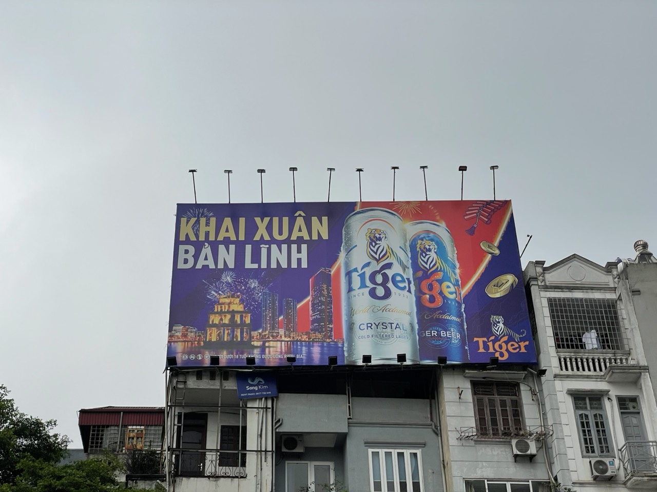 Thi công biển ốp tường