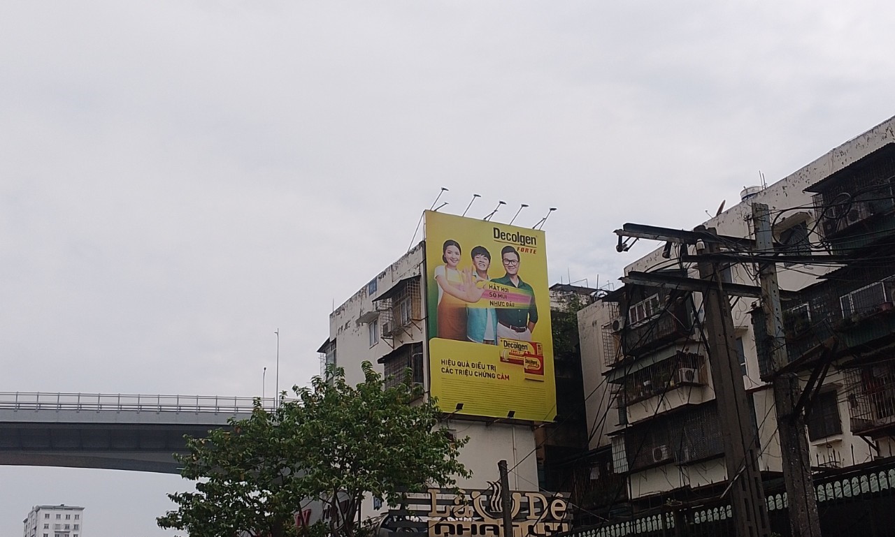 alt='Thi c&ocirc;ng biển ốp h&ocirc;ng t&ograve;a nh&agrave; bởi Kim Quang &ndash; giải ph&aacute;p quảng c&aacute;o ngo&agrave;i trời nổi bật'