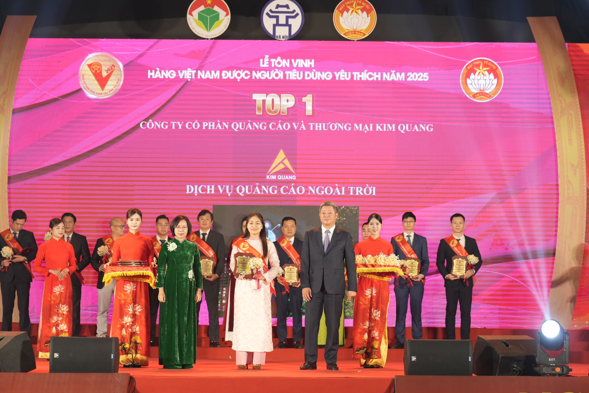 Đại diện Kim Quang tại lễ vinh danh H&agrave;ng Việt Nam được người ti&ecirc;u d&ugrave;ng y&ecirc;u th&iacute;ch 2025 ng&agrave;nh quảng c&aacute;o