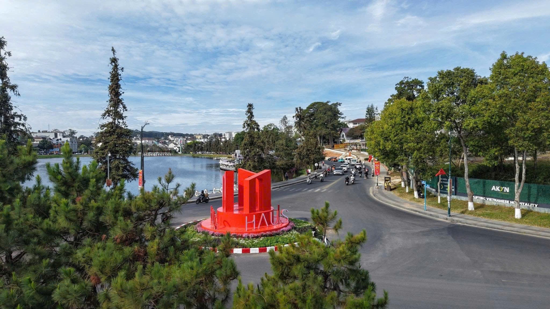 Thi c&ocirc;ng bộ chữ HAUS ngo&agrave;i trời tại v&ograve;ng xoay, giải ph&aacute;p quảng c&aacute;o gi&uacute;p tăng nhận diện thương hiệu