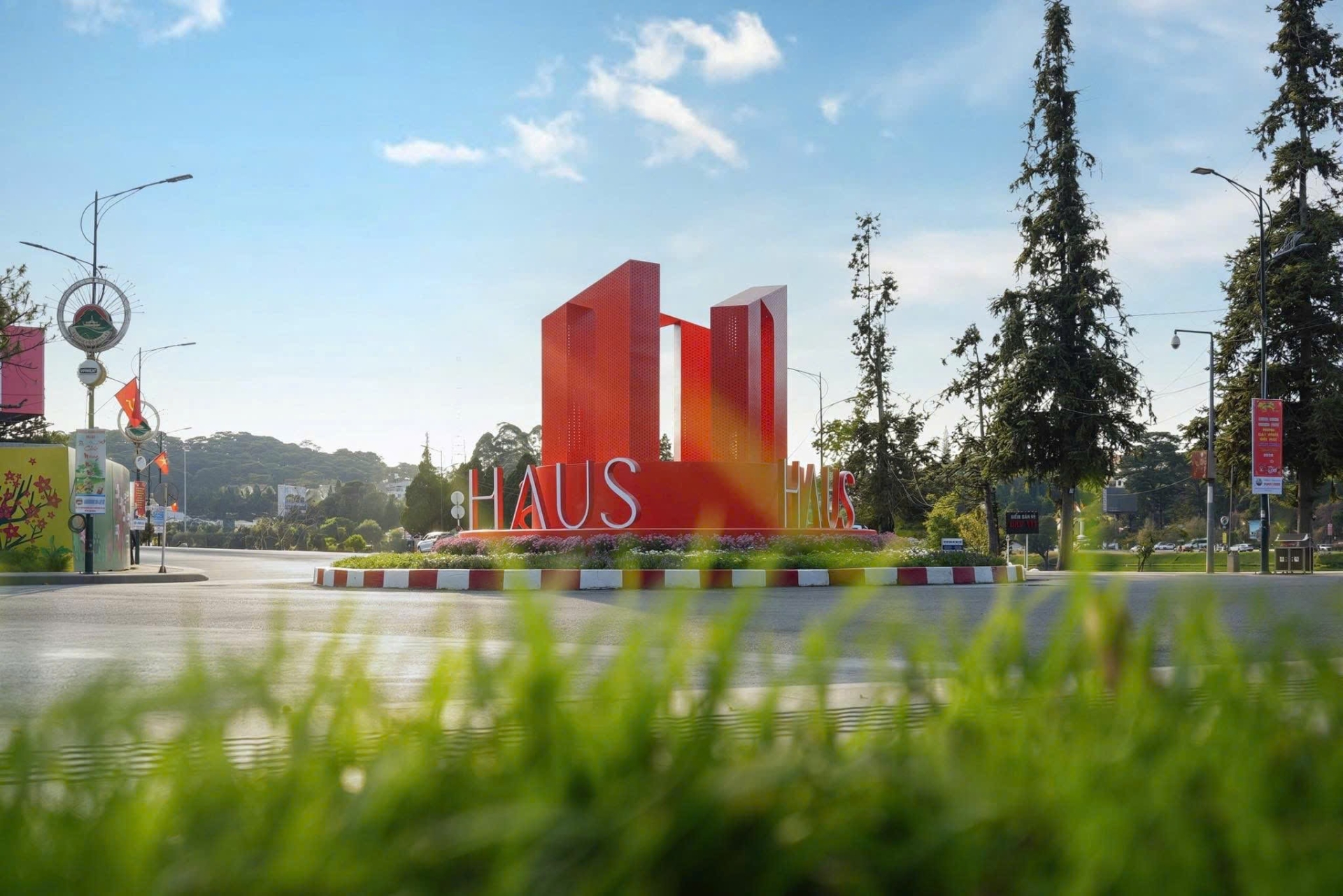 Thi c&ocirc;ng bộ chữ HAUS tại v&ograve;ng xoay, giải ph&aacute;p quảng c&aacute;o gi&uacute;p tăng nhận diện thương hiệu